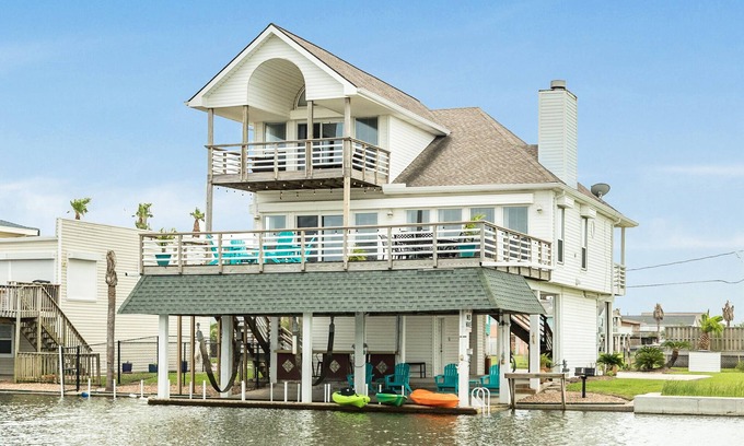 Jamaica Beach House | 5★ Waterfront home w/bikes & kayaks, fire pit! Amazing underwater fishing light