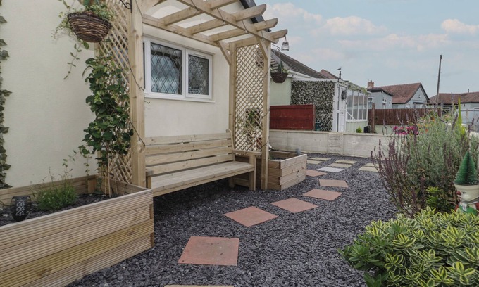 Kinmel Bay Cottage | 5 WOODSIDE AVENUE, pet friendly, with a garden in Kinmel Bay