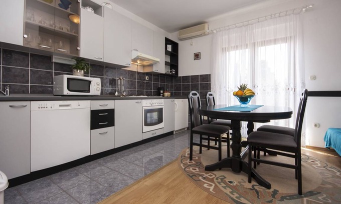 Tribunj Apartment | 50 m² Apartment ∙ 1 bedroom ∙ 3 guests