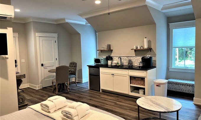 Olde Town Apartment | 50 Stock Farm Rd - Charming Old Town Bluffton