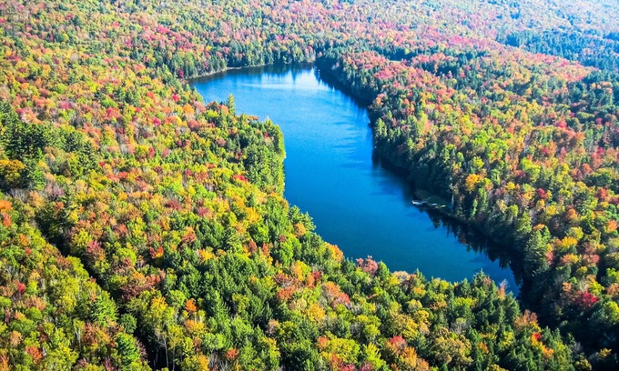 Londonderry House | 500 acre historic property w/private fishing lake, skiing + all-season fun