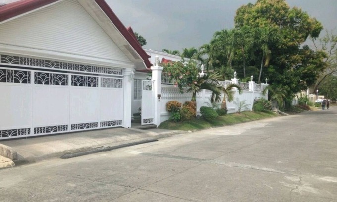 Las Pinas House | 500sq m lot, 300sq.m. House in BF Homes International with pool and Jacuzzi.