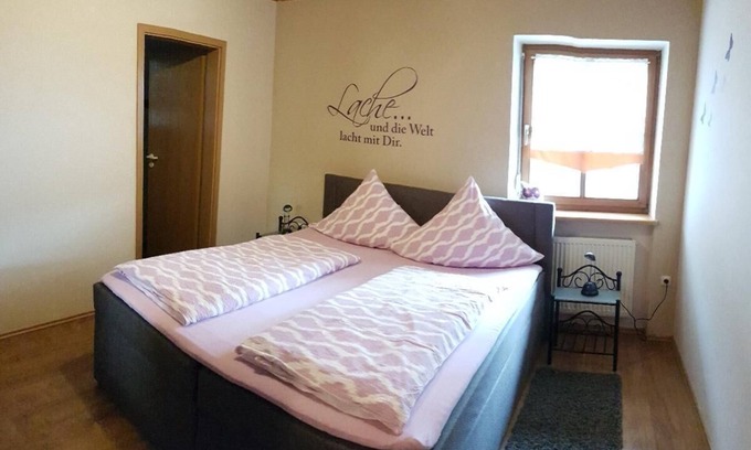 March Apartment | 50qm-große Ferienwohnung mit großer Sonnenterrasse und Blick auf den Bayerischen Wald