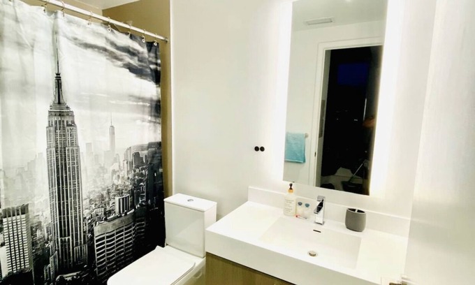 Bay Cloverhill Condo | 50th Floor Luxury Yorkville Condo w Free Parking