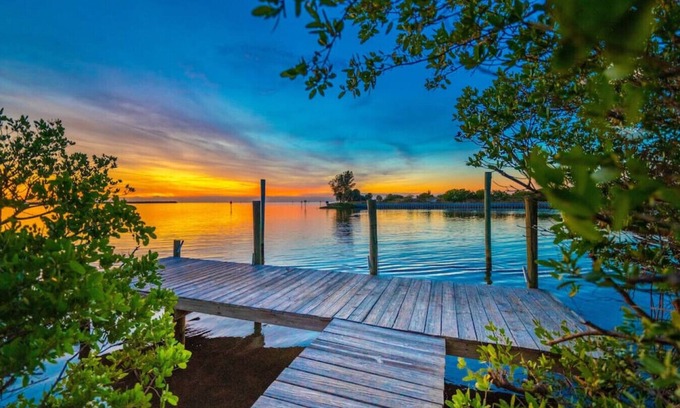 Ruskin Condo | 517 FlipFlop Zone. · Ground unit!Across from Pool & 2 min walk to the beach! Wifi, Free parking!