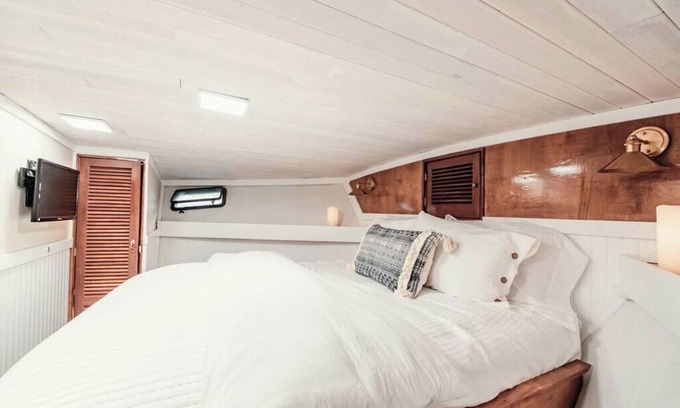 Gig Harbor Boat Rental | 53’ PNW Yacht — L Y L A