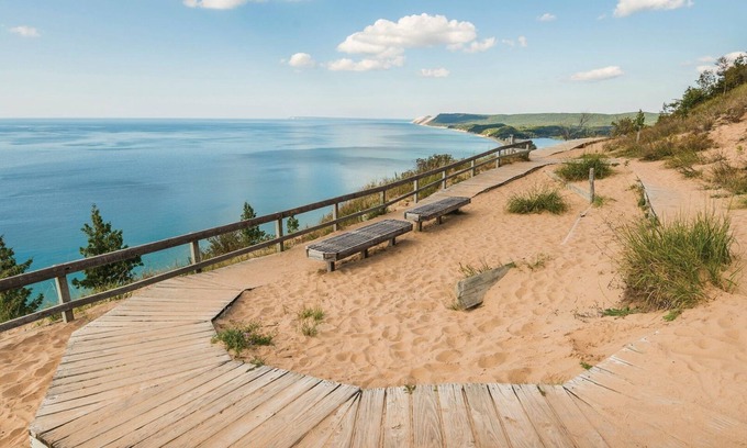 Traverse City Condo | 539 Bay St. Lake View Condo by Beach 102W