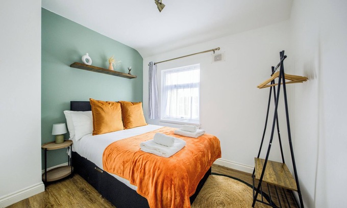 Acresford House | 53QMC Sleeps 9| Driveway |Pool Table I Parking