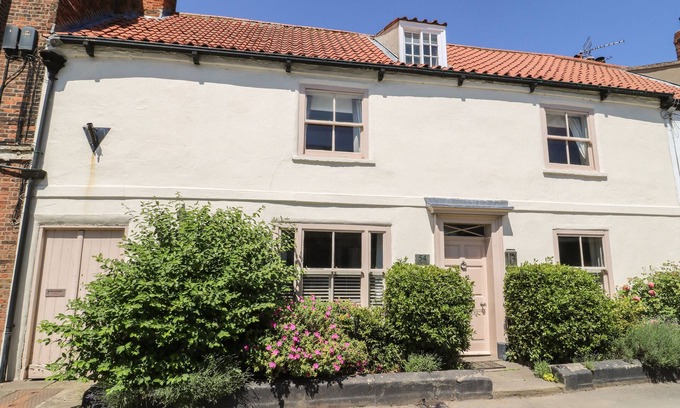 Brigg Cottage | 54 BRIDGE STREET, character holiday cottage, with open fire in Brigg