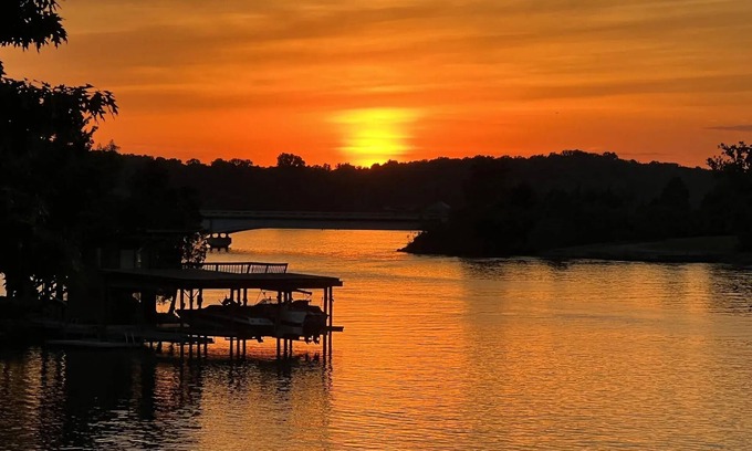 Moneta House | 5400sf, Lakefront, gentle slope, 6Bdrs,4.5Baths, kayaks,paddleboards,firepit,gym