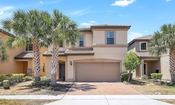 Loughman House | 5548 Solterra Room | Queen Bed & Shared Bathroom