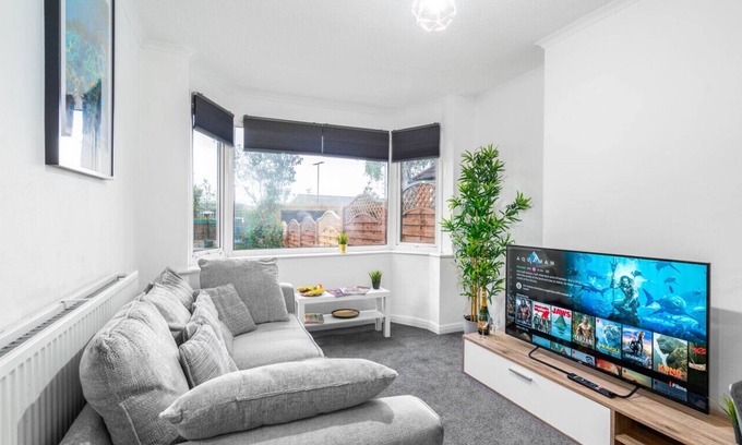 Erdington House | 559 Tyburn Road · 3 Bedroom House with Garden