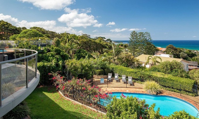 Forster House | 56 Becker Road - one street back from the Beach!