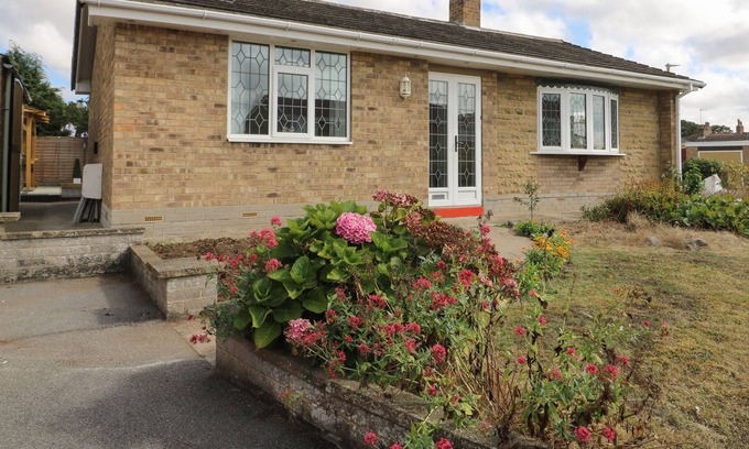 Leven Cottage | 57 WESTLANDS WAY, family friendly, with open fire in Beverley