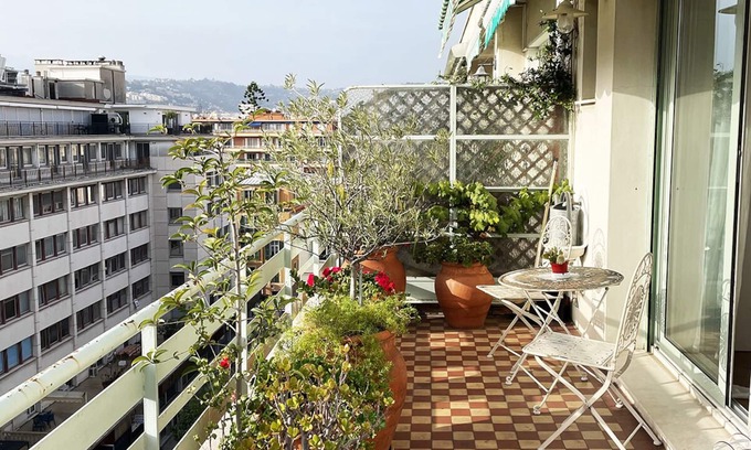 Jean-Medecin Apartment | 59. A cosy apartment with a sunny terrace close to Place Massena and the sea