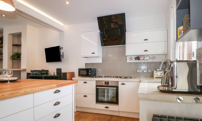 Winchester Cottage | 59 BAR END ROAD, pet friendly, with a garden in Winchester