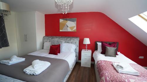 Heston West House | 59B Comfortable 3 Bedroom House By Easy 2 Manage