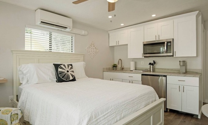 Safety Harbor Apartment | 5B Newly Renovated Studio at Coastal Cottages!