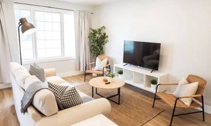 Kitchener House | 5Bd/2Ba Luxe Family Home - WIFI, Parking