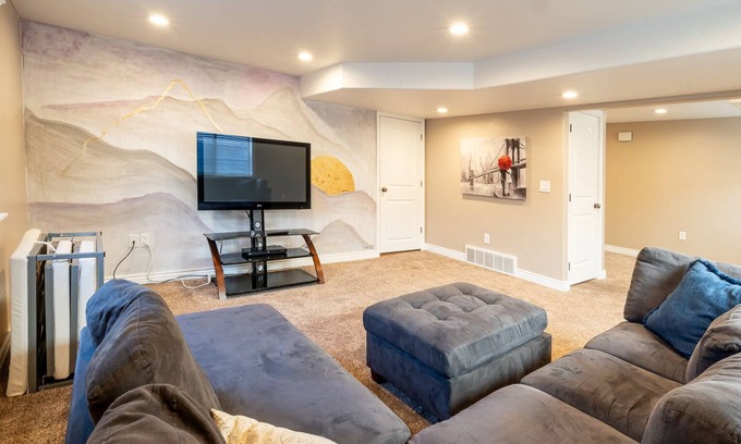 West Jordan House | 5BD Home Mountain Views and Jacuzzi Tub