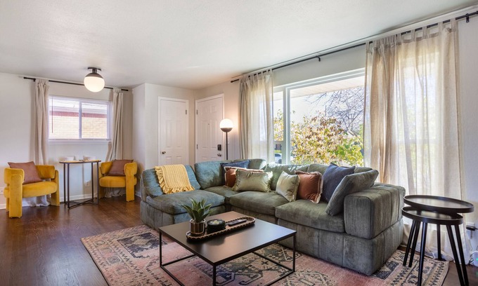Twin Lakes House | 5BD Near Downtown - Movie Theater & BBQ Backyard