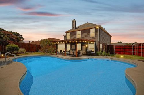 Lake Dallas House | 5BD Vacation Retreat - Pool Patio Cinema