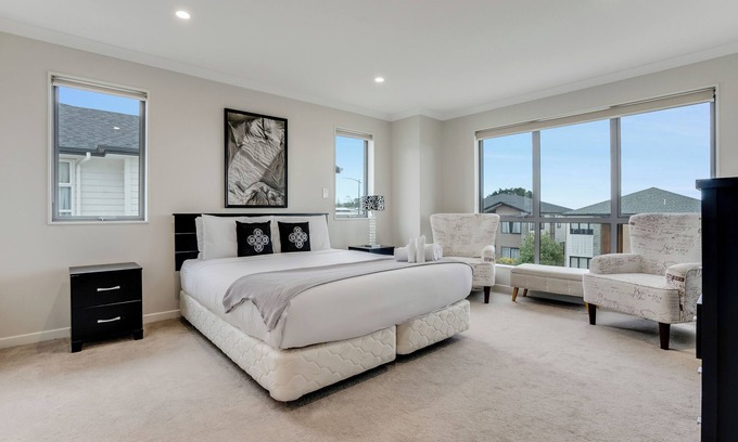 Flat Bush House | 5BDR FlatBush Mansion - Central Aircon, Fast WiFi, Pool Table, Netflix and More!
