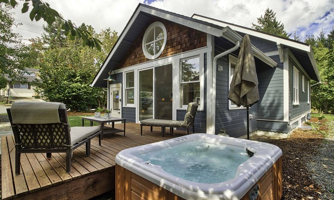 Northwest Olympia House | 5bdrm Craftsman with a hot tub and BBQ in a wonderful neighborhood