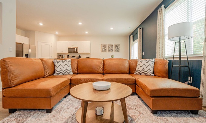 Wilmington House | 5BR/3B, Sleeps 13, Pets+, Garage - Blue