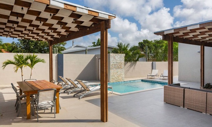 Washington Villa | 5BR 3BA Townhouse @ WASHINGTON w/KING BEDS & POOL