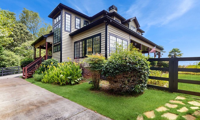 Talking Rock Cabin | 5BR and 3.5BA cottage w/porch, access to shared infinity pool & hot tub