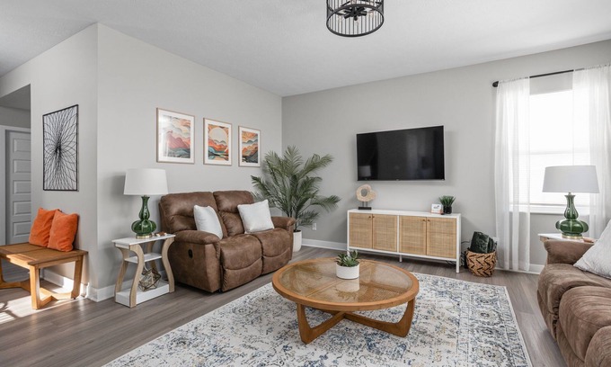 West Newton House | 5BR Family & Group Retreat – Near Airport & Downtown Indy!