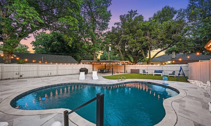 Grand Prairie House | 5BR Family Home w/Pool near AT&T Stadium