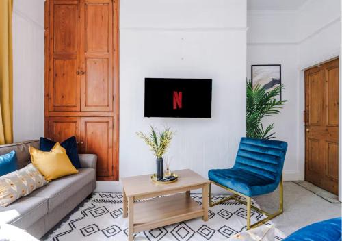 Pontefract House | 5BR House, Sleeps 10 guests - Free Parking - Business & Contractor Stays