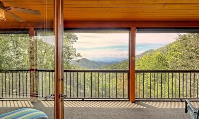 Franklin House | 5BR Mountain Retreat Stunning Views Dual Kitchens Family & Friends Escape