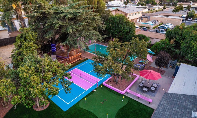 Riverside House | 5BR｜Pickleball Court｜Pool｜Tree Deck｜Mini Golf｜BBQ