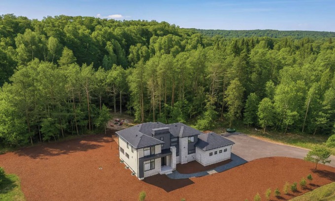 Lake of Bays House | 5BR Private Forest | Sleep 10 | Hot Tub+EV Charger