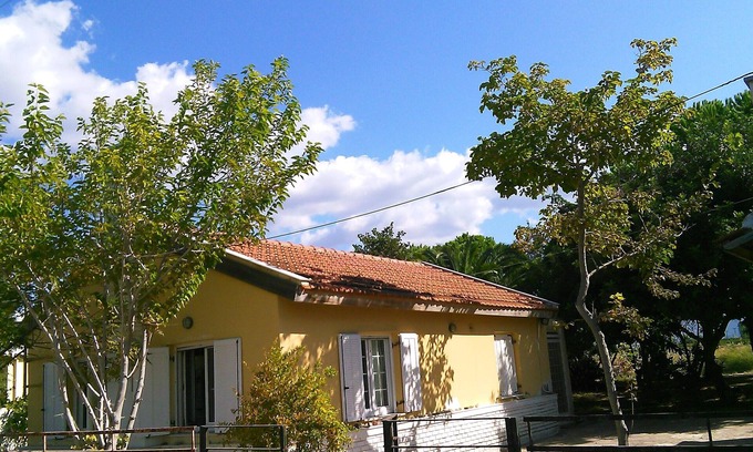 Iria Villa | 5m from the sea, family friendly, large garden with trees.
