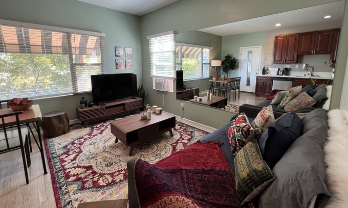 Civic Core Apartment | .5mi walk to GASLAMP/ 2 blocks Transit Center. AC!