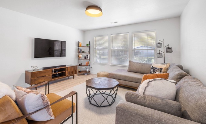 Boise House | 5Min>Airport-Office-1300ft²-Backyard-Remodeled-BBQ