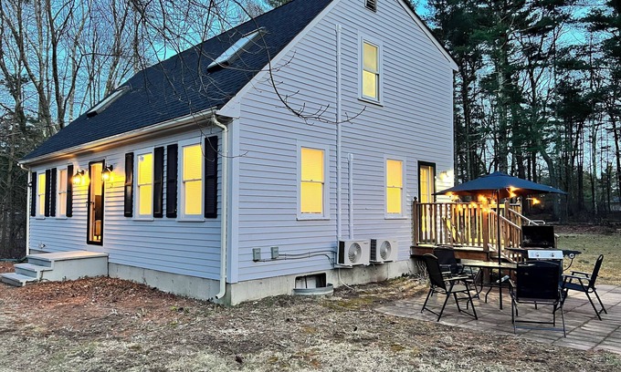 Norfolk Villa | 5min from the Gillette Stadium! Sleeps 12 people! - Pet-Friendly !nnn