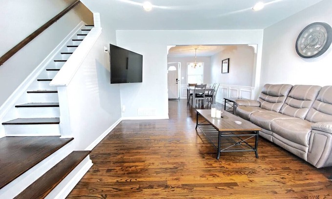 Plymouth House | ★ 5min To Kellogg Park ★ Plymouth ★Parking ★W/D★76