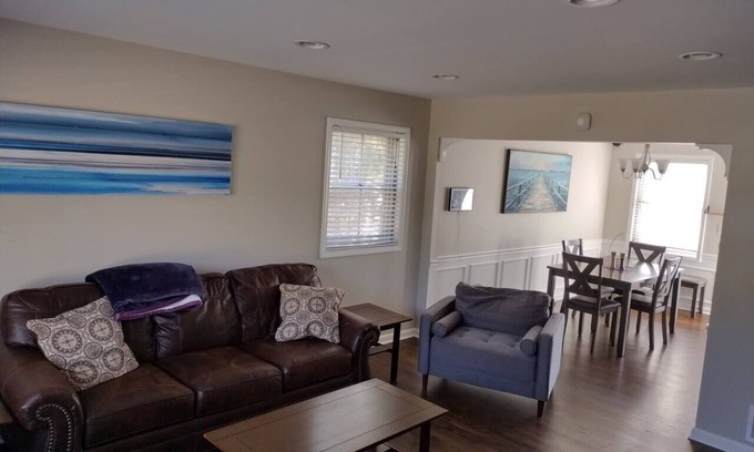 Plymouth House | ★5min To Kellogg Park ★ Plymouth ★ Parking ★W/D★