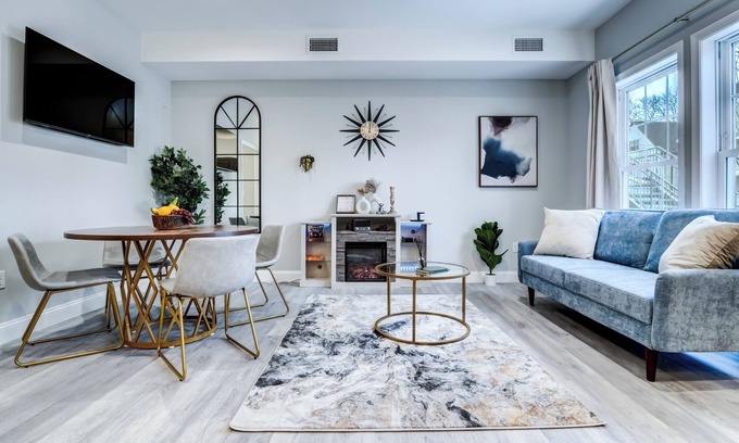 The Hill Apartment | 5min to Yale - Free Parking - Pet Friendly - Shops