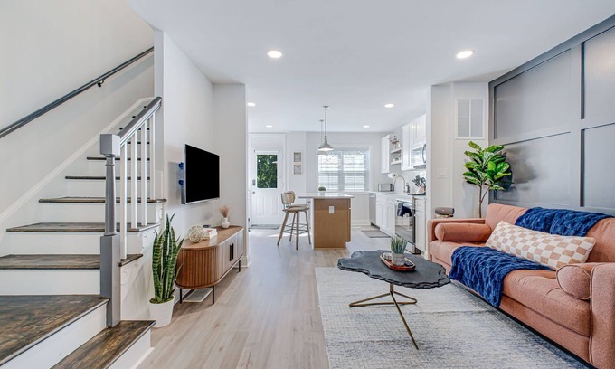 Potomac West House | 5min Walk to Metro, Level 2 EV Charger, King Beds, Smart TVs