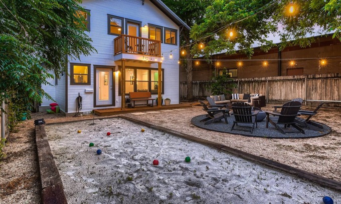 Chestnut House | 5mins to DT | Amazing Backyard Games & Party