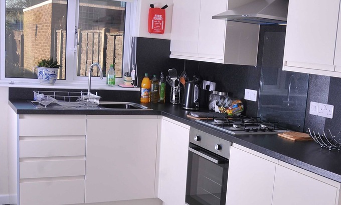 Corby House | 5✳self-catering-fully cleansed-entire house-6 Beds