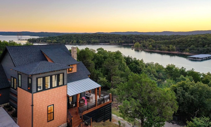 Table Rock Ski Chalet | 5Star MajesticRetreat, TableRock Lake Branson Chalet, Walk2Lake,FirePits,HotTub