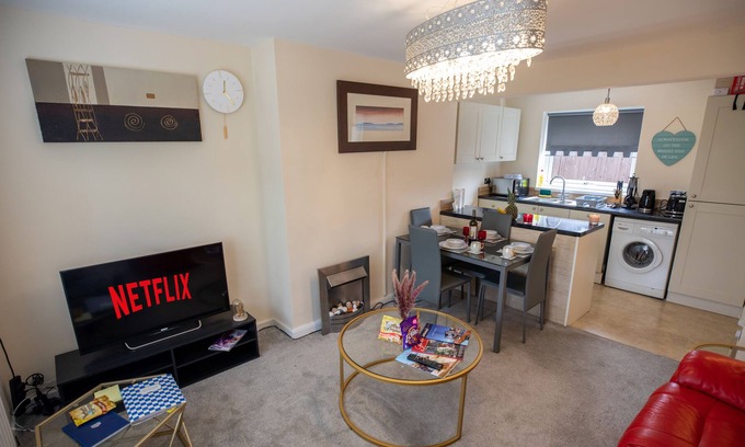 Sunderland House | 5Star serviced Homes- Free WiFi & parking, office