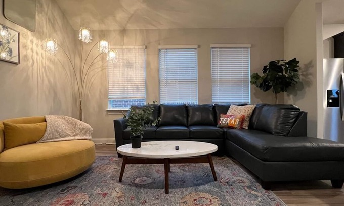 John T White House | 5TVs*75”TV*Fort Worth*Arlington*4Bedroom*King Bed